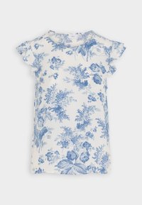 Kwiatowa bluzka z krótkim rękawem w kolorze białym i niebieskim, z falbaniasnymi rękawami i botanicznym wzorem róż oraz dzikich kwiatów. Gładka faktura materiału.