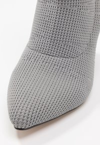 Public Desire Botines de tacón - grey