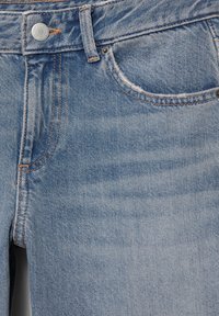 Ljusblå denimjeans med knäppning, femfickorsdesign och subtila tvättningar. Stickade detaljer i kontrasterande orange.