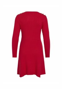 Sarkans, ribots adīts kleita ar garām piedurknēm, ar uzplēstu apakšmalu un dekoratīvām zeltītām pogām uz pleciem. Gluda tekstūra, pieguļoša silueta.