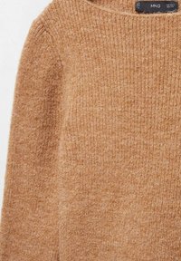 Brązowy sweter dzianinowy o prążkowanej fakturze i szerokim dekolcie. Wykonany z miękkiego materiału, charakteryzujący się luźnym krojem i prostym wzornictwem.