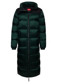 Długa pikowana kurtka puchowa w ciemnozielonym kolorze. Posiada zamek błyskawiczny z przodu, stojący kołnierz i czarne akcenty na ramionach. W całości ozdobiona fakturowanym pikowanym wzorem.