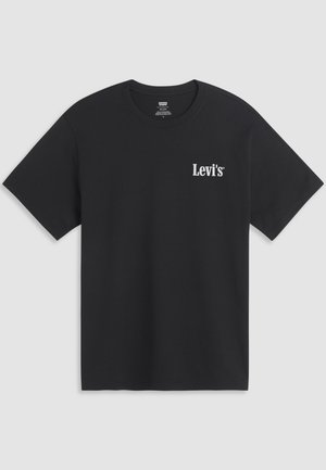 T-shirt nera a maniche corte con scollo tondo e piccolo logo bianco Levi's sul lato sinistro del petto, distesa su uno sfondo grigio chiaro.