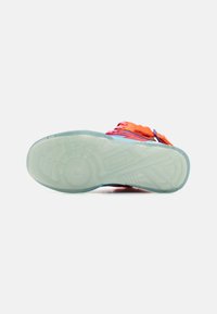 Baskets montantes avec une semelle en caoutchouc translucide, un design multicolore incorporant des teintes vibrantes d'orange, de rose et de bleu, et des accents texturés.