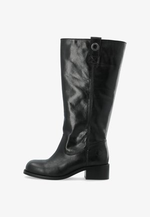 Bota de cuero negro hasta la rodilla con punta redonda, acabado texturizado y tacón cuadrado. Presenta una correa y un acento metálico en la parte superior.
