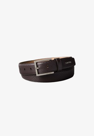 Ciemnobrązowy skórzany pasek z teksturowanym kwadratowym wzorem, srebrną prostokątną klamrą i logo Calvin Klein na pętli paska.