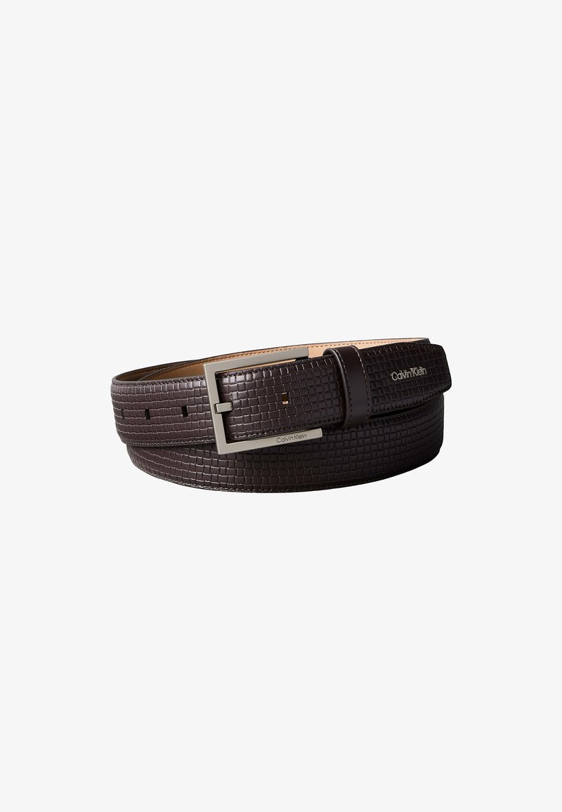 Ceinture en cuir marron foncé avec un motif carré texturé, boucle rectangulaire argentée et logo Calvin Klein sur la boucle de ceinture.