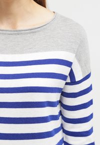 Zalando Essentials Sweter