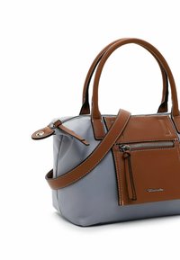 Graue Handtasche mit braunen Lederakzenten, strukturiertem Design, kurzen Griffen und einem abnehmbaren Schultergurt; verfügt über eine vordere Reißverschlusstasche.