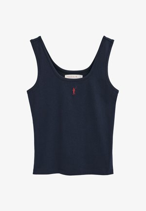 Marineblauw mouwloos kort tanktopje met brede bandjes en een klein rood geborduurd polo spelerslogo in het midden aan de voorkant.
