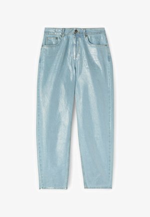 Jasnoniebieskie jeansy z wysokim stanem o błyszczącym, lekko refleksyjnym wykończeniu, z zapięciem na guziki z przodu i designem z pięcioma kieszeniami.