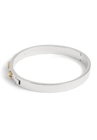 Bracciale in metallo lucido argento con accenti dorati. Presenta una superficie liscia e una chiusura a cerniera flessibile.
