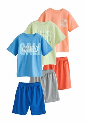El conjunto de ropa infantil de cinco piezas incluye dos camisetas de cuello redondo en azul, verde y naranja, y dos pares de pantalones cortos en azul y gris.