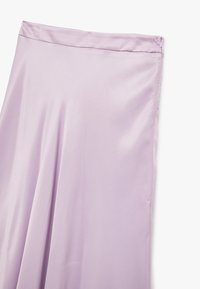 Jupe en satin lavande avec une texture lisse, taille haute et fermeture éclair dissimulée. Présente une silhouette fluide qui tombe gracieusement.