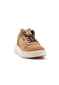 Jasnobrązowe sneakersy z zamszową i siateczkową cholewką, czarnymi sznurówkami, pomarańczowym akcentem na pięcie oraz grubą białą podeszwą środkową z pomarańczową podeszwą zewnętrzną.