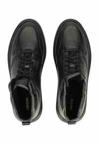 Zapatillas altas de cuero negro con cordones, cuellos acolchados en el tobillo y detalles texturizados, vistas desde arriba.