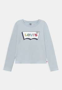 Svijetloplava potkošulja dugih rukava s velikim Levi's logotipom u šarenom tekstu na kontrastnoj bijeloj pozadini. Mekani pamučni materijal.