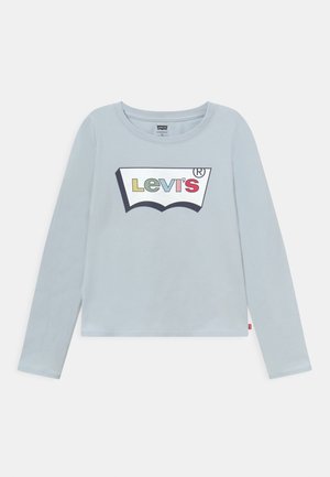 Gaiši zils garām piedurknēm krekls ar lielu Levi's logotipu krāsainā tekstā kontrastējošā baltā fona. Mīksts kokvilnas materiāls.