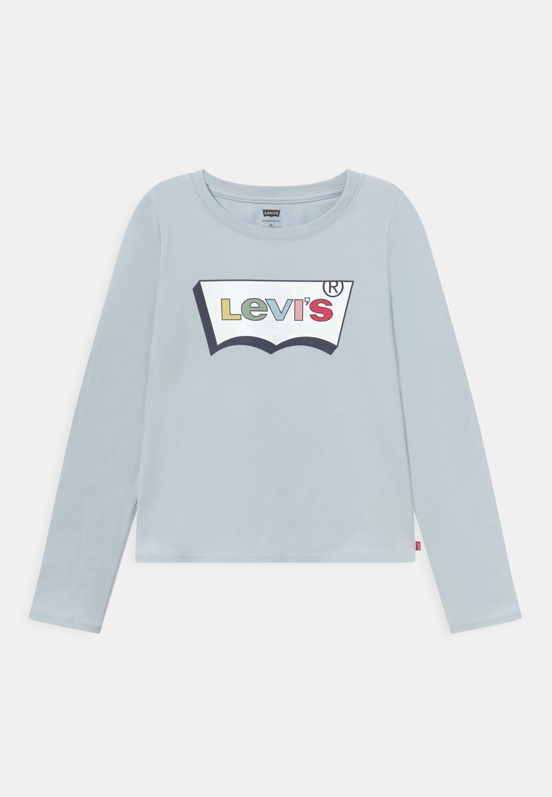 Svijetloplava potkošulja dugih rukava s velikim Levi's logotipom u šarenom tekstu na kontrastnoj bijeloj pozadini. Mekani pamučni materijal.