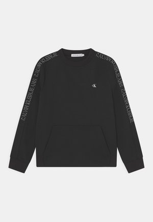 Czarna bluza z długim rękawem, z kieszenią z przodu, ściągaczami przy rękawach oraz akcentami logo na rękawach. Wykonana z gładkiego materiału.