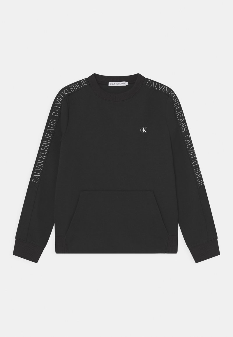 Sudadera negra de manga larga, con un bolsillo frontal, puños de canalé y acentos de logotipo a lo largo de las mangas. Fabricada con tejido suave.