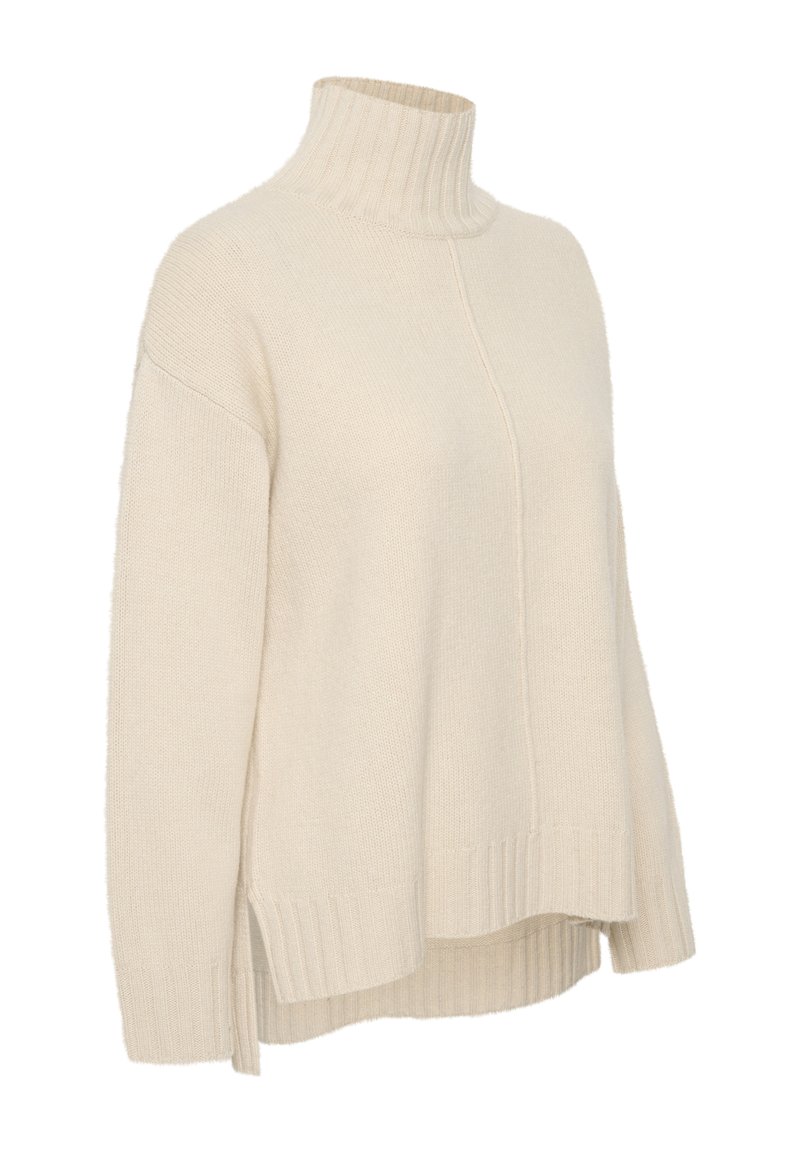 Sweter w kremowym kolorze z wysokim ribbed kołnierzem, luźnym krojem, bocznymi rozcięciami i ribbed dołem. Miękka faktura, przędza dziewiarska, minimalny design.