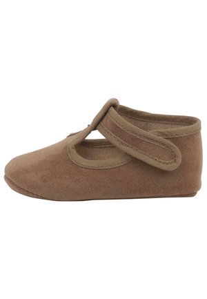 Chaussure en suède brun avec un bout arrondi, texture douce et une lanière sur le cou-de-pied. Conçue pour le confort et une utilisation facile.