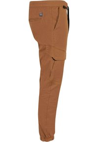 Pantalon cargo marron avec poignets élastiques, poche latérale à rabat, poche avant en biais et taille réglable avec cordon noir.
