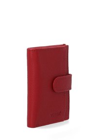 Rote Lederbörse mit strukturiertem Finish, rechteckiger Form und Druckknopfverschluss. Auf der Vorderseite ist ein sichtbares Markenlogo angebracht.