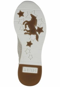 Suola di sneaker beige chiaro con un cavallo al galoppo marrone e motivi a stella su una suola in gomma bianca, contrassegnata con "MUSTANG" e taglia 37.