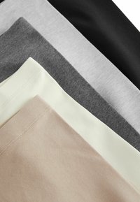 Cinq morceaux de tissu pliés de couleurs variées : noir, gris, gris clair, jaune pâle et beige. Texture lisse avec bords cousus.