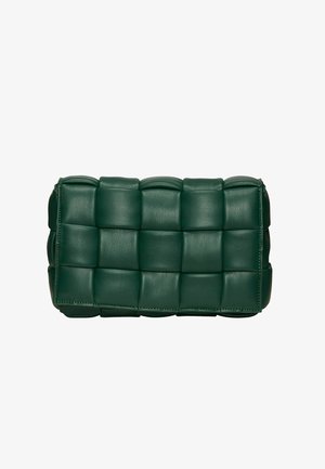 Zeleni kožni novčanik s podstavljenim, kvadratnim dizajnom, pravokutnog oblika i zatvaranjem na zipu na vrhu.