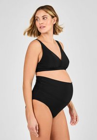 Crni bikini set za trudnice s v-neck braletom širokih naramenica i visokim donjim dijelom, izrađen od glatkog, rastezljivog materijala.