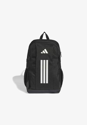 Mochila negra Adidas con tres franjas blancas verticales en el frente y bolsillos laterales de malla, mostrada sobre un fondo blanco liso.