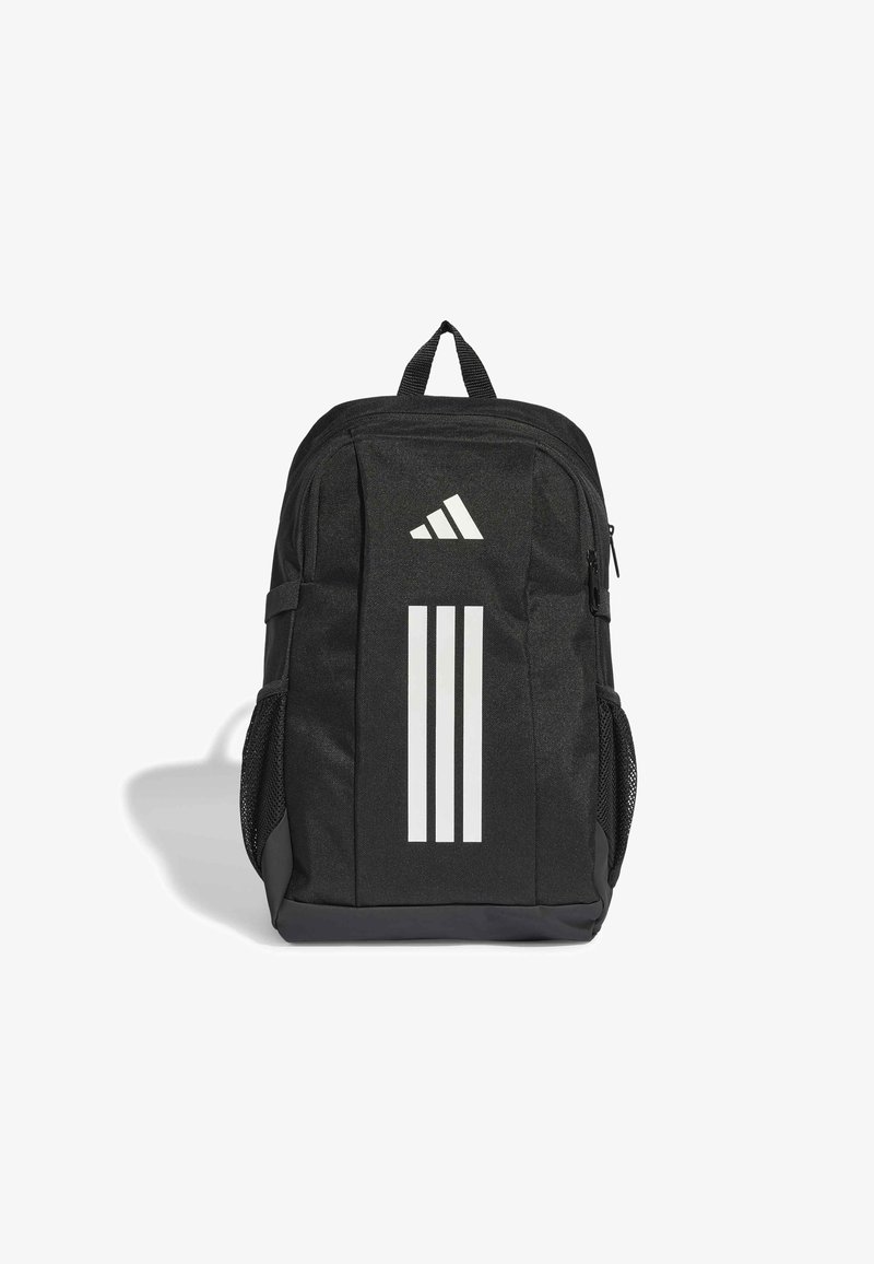 Μαύρο σακίδιο πλάτης Adidas με τρεις κάθετες λευκές λωρίδες μπροστά και δίχτυα πλευρικές τσέπες, εμφανίζεται σε απλό λευκό φόντο.