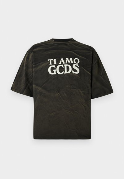 Zwarte T-shirt met korte mouwen in een ontspannen pasvorm, met op de achterkant witte grafische tekst "TI AMO GCDS". Versleten textuur.