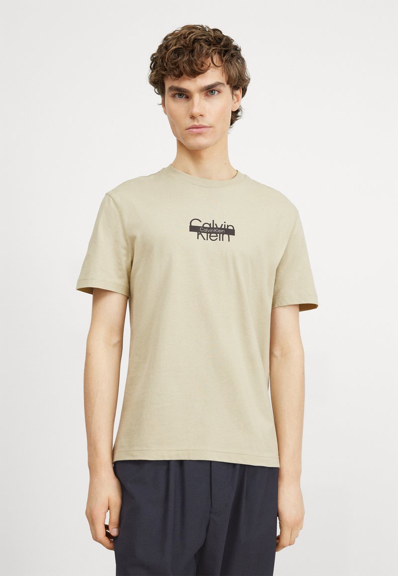 Calvin Klein CUT THROUGH LOGO - Triko s potiskem - eucalyptus