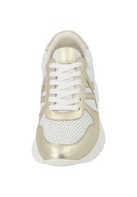 Zapatilla blanca con acentos metálicos dorados, que presenta un diseño perforado, cordones blancos planos y una suela acolchada para mayor comodidad.