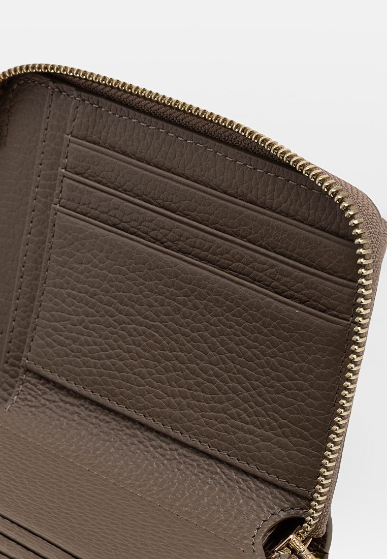 Brązowy skórzany portfel o teksturowanej powierzchni z zamknięciem na zamek, posiadający wiele slotów na karty oraz widoczne szwy. Akcenty w kolorze złotym.