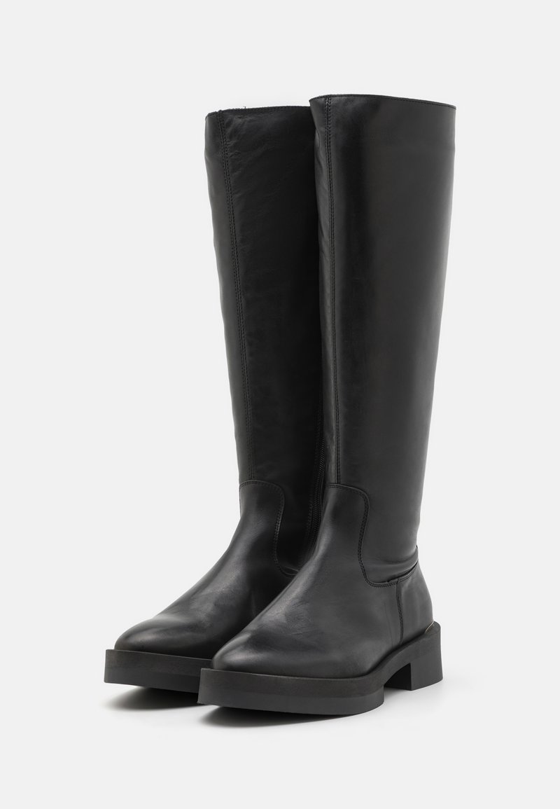 Knöchelhohe schwarze Lederstiefel mit glatter Textur, runder Zehenform und dicker schwarzer Gummisohle, die über minimalistische Nähte verfügt.
