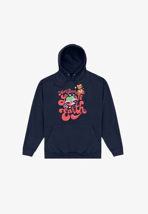 Granatowa bluza z kapturem z kieszenią kangurką, z kolorową grafiką przedstawiającą niedźwiedzia oraz napisem "Kocham Ziemię, jak miś Care Bear."