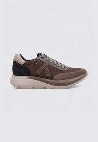 Zapatilla marrón con un upper de malla y ante, cordones grises y una entresuela beige. Presenta un sutil logotipo de la marca en el lateral y acentos texturizados.