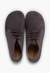 Zapatos de ante gris con puntera redondeada y cordones marrones. El interior presenta un logo impreso. Diseño sencillo sin patrones ni acentos visibles.