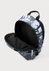 Σακίδιο πλάτης με μπλε και μαύρο γραφικό σχέδιο, άνοιγμα με φερμουάρ και μαύρη εσωτερική επένδυση. Διαθέτει επενδυμένους ιμάντες και πλαϊνή τσέπη με φερμουάρ.
