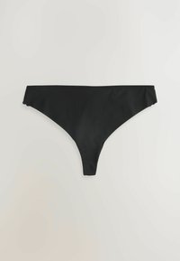 Zwarte thongondergoed gemaakt van glad materiaal, met een minimalistich ontwerp, een dunne tailleband en een driehoekige achterkant.