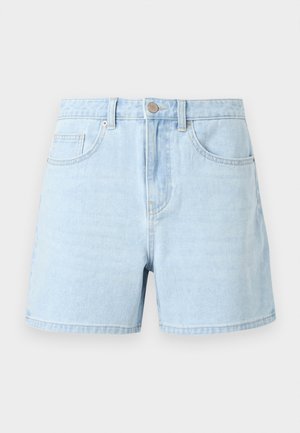 Ανοιχτό μπλε τζιν σορτς με κουμπί μπροστά, θηλιές για ζώνη και δύο μπροστινές τσέπες σε απλό φόντο.