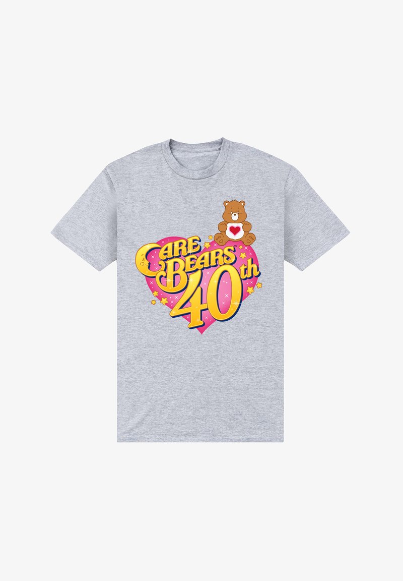 Camiseta gris con un gráfico colorido que dice "Care Bears 40th" en letras amarillas, un corazón rosa y un oso de dibujos animados sosteniendo un corazón.