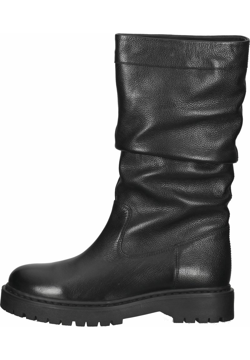Stivali in pelle nera con design morbido, texture a coste, punta arrotondata e suola in gomma spessa. Presentano cuciture minime e nessun hardware visibile.