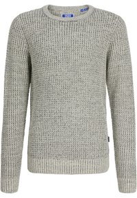 Hellgrauer Strickpullover mit einem strukturierten Muster, Rundhalsausschnitt sowie gerippten Bündchen und Saum. Ein Etikett ist nahe der Seitennaht sichtbar.