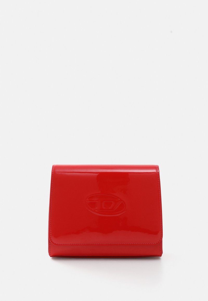 Pochette en cuir verni rouge avec une texture lisse, de forme rectangulaire, fermeture à rabat magnétique et logo en relief à l'avant.